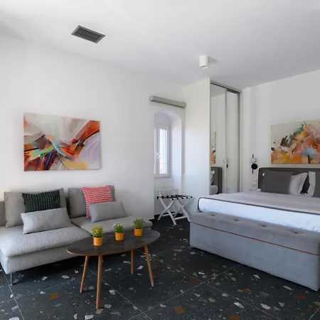 מלון דירות Blue Sky House 4*